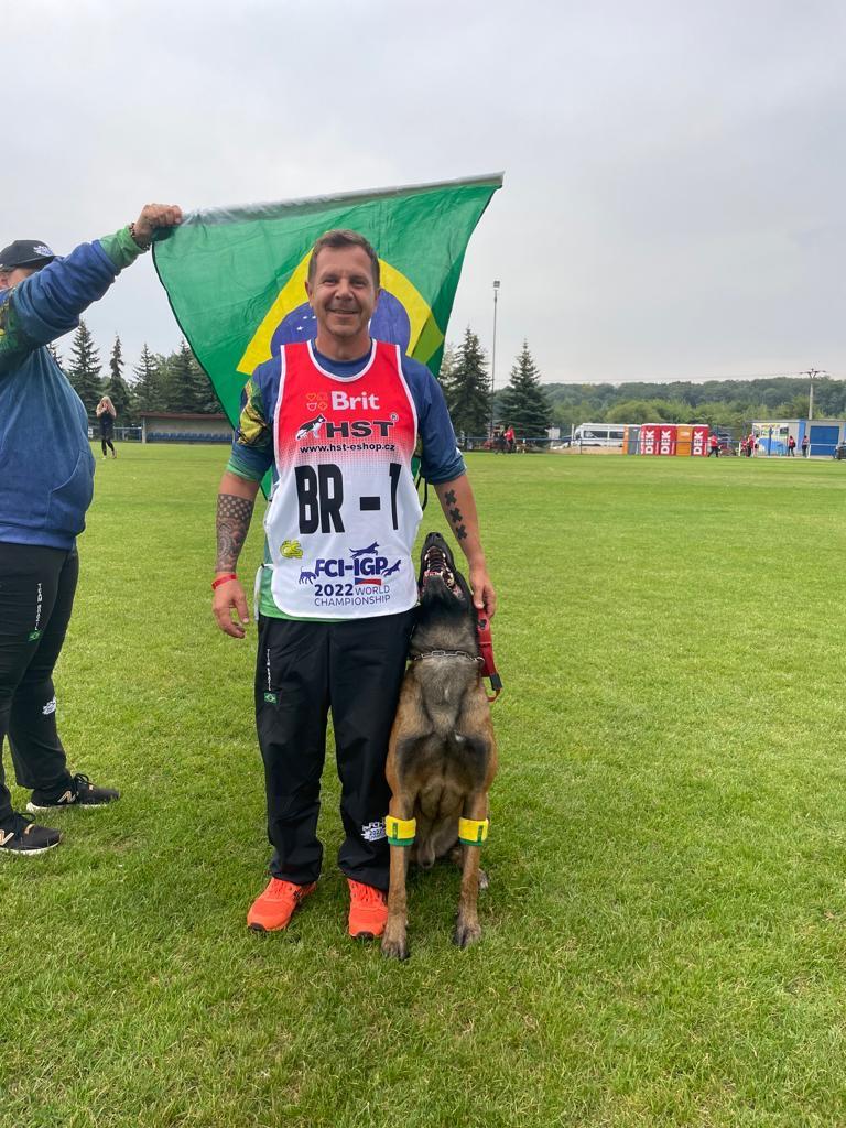 Alexandre Ramos e Colt vom Further Moor no Mundial da FCI 2022.