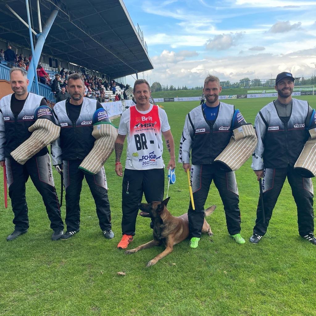 Alexandre Ramos e Colt vom Further Moor, com os figurantes oficiais do Mundial da FCI 2022.